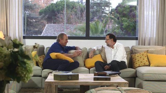 Mariano Rajoy y Bertín Osborne conversan en el salón del presentador