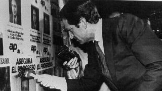 Adolfo Suárez pega carteles en las elecciones municipales del 83.