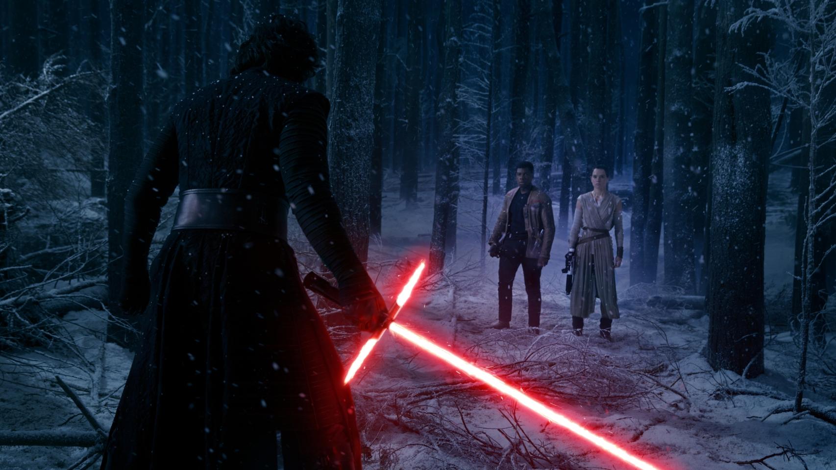 Kylo Ren, el misterioso nuevo villano del episodio VII, frente a Finn y Rey