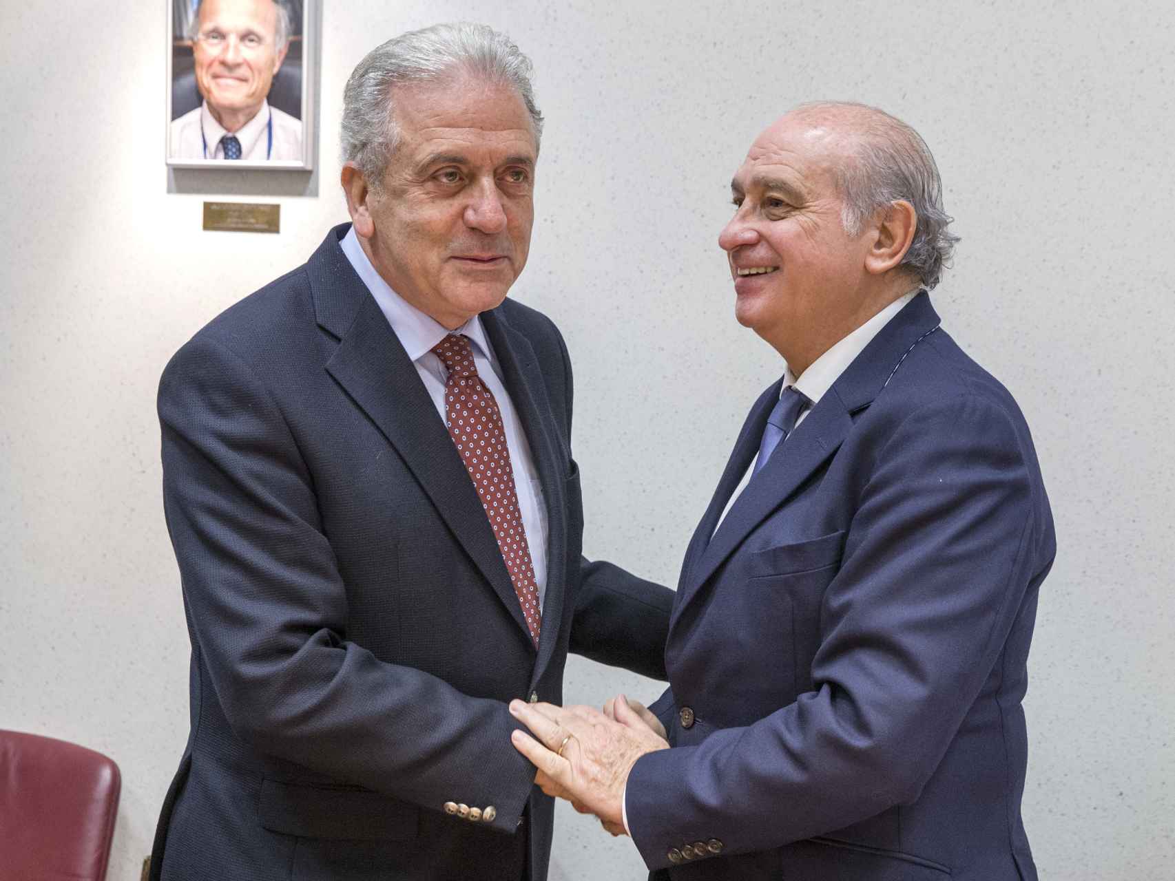 El ministro del Interior, Jorge Fernández Díaz, saluda al comisario de Interior, Dimitris Avramopoulos