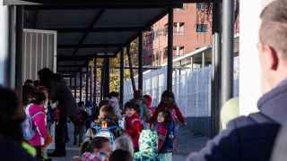 Escolares entran en el colegio público de Los Quiñones.
