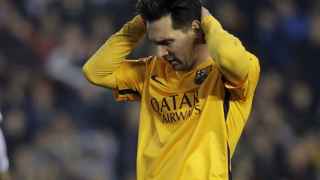 Messi se lamenta durante el encuentro.