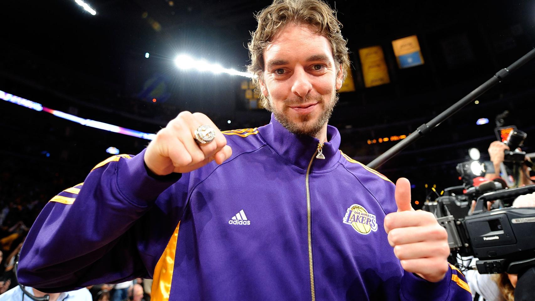 Pau Gasol muestra a la cámara su primer anillo de campeón de la NBA.