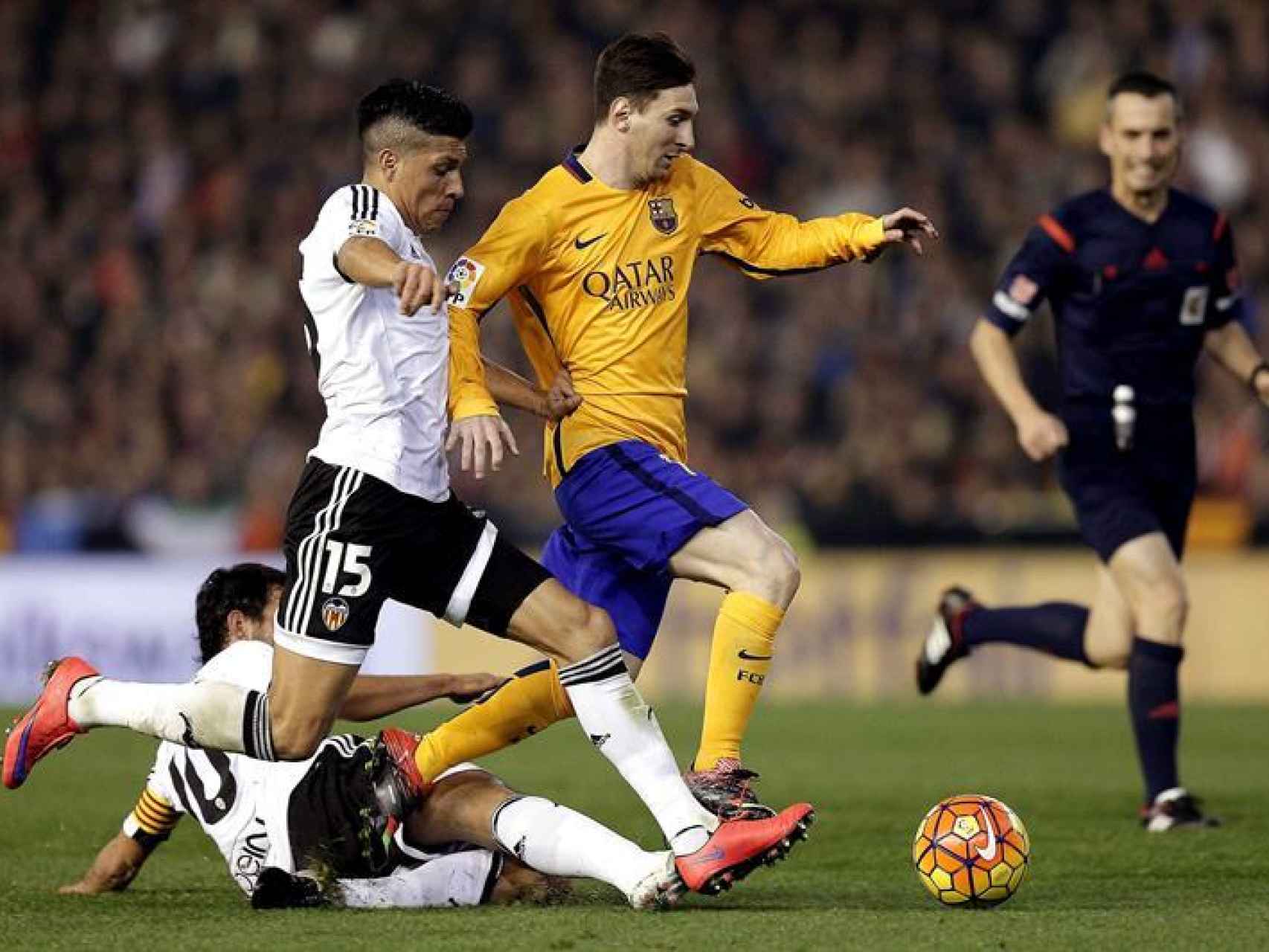 Messi conduce el balón ante Dani Parejo y Enzo Pérez.