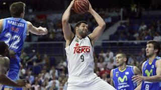 Felipe Reyes captura un rebote en un encuentro ante su ex equipo, Estudiantes.