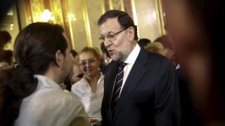 Mariano Rajoy saluda a Pablo Iglesias en el Congreso.