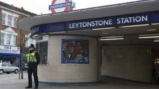 Un policía custodia la entrada dela estación del metro de Leytonstone