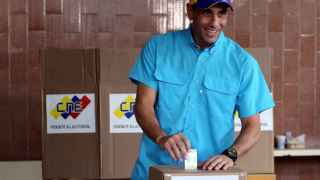 El líder opositor Henrique Capriles deposita su voto este 6 de diciembre.
