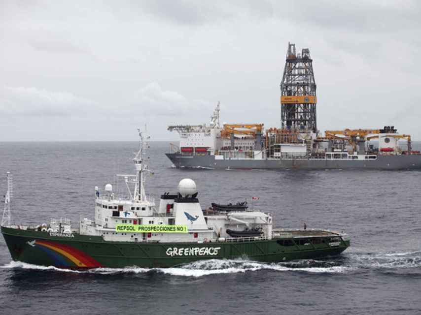 El buque de prospección Rowan Renaissance junto al de Greenpeace.