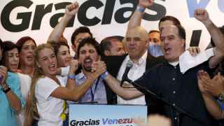 Lilian Tintori acompaña a la coalición opositora Mesa de Unidad Democrática tras la victoria.