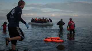Rescate de solicitantes de asilo en la orilla de Lesbos, Grecia.