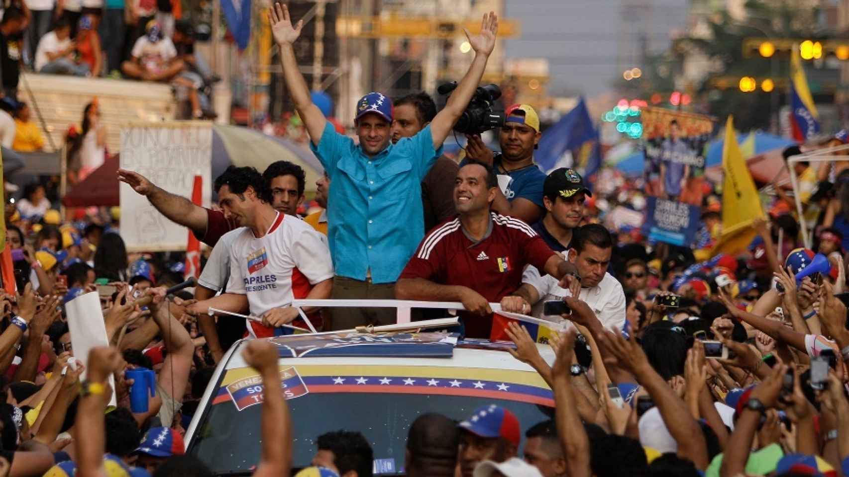 Henrique Capriles se da un baño de multitudes en la campaña electoral