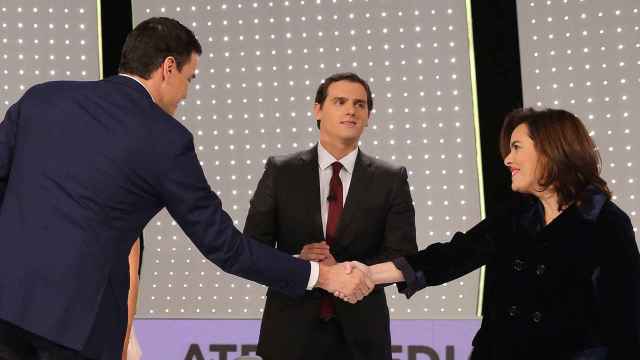 Sánchez y Santamaría se saludan en el debate de Atresmedia.