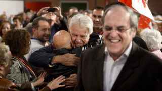Felipe González abraza a un simpatizante del PSOE en el acto de Vicálvaro