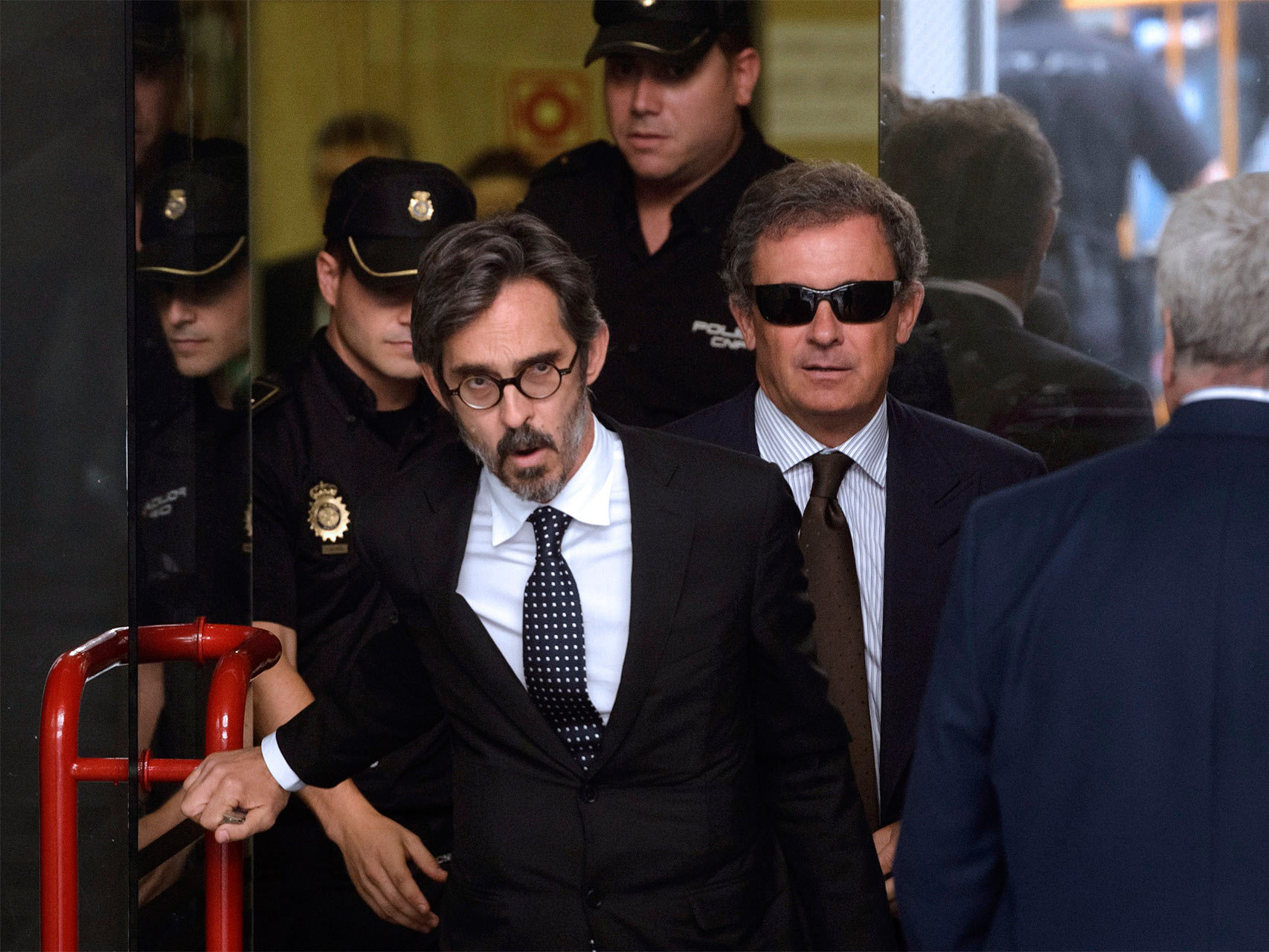 Jordi Pujol Ferrusola y su abogado, Cristobal Martell, abandonan el juzgado en 2014.