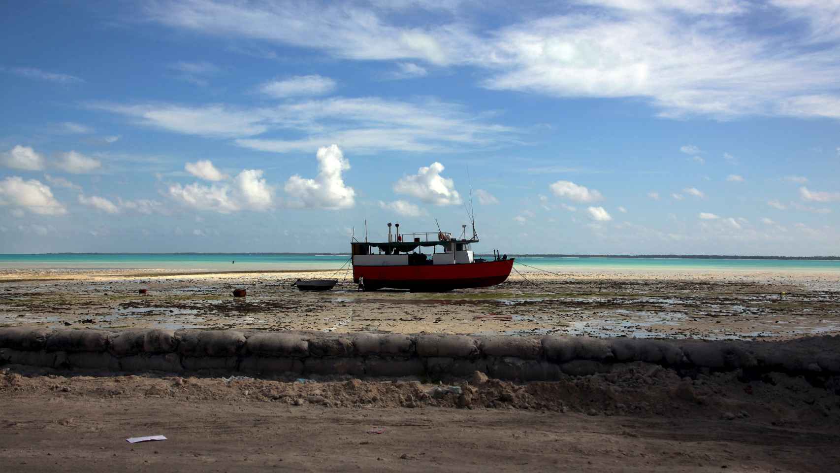 Un barco reposa en un bancal sobre una de las islas de Kiribati.