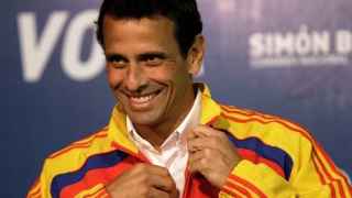 Henrique Capriles sonríe a su llegada a una conferencia en Caracas