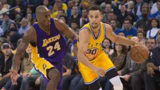 Kobe Bryant defiende a Stephen Curry