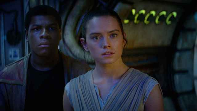 John Boyega y Daisy Ridley en Star Wars. El despertar de la fuerza