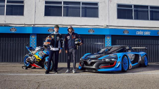 Carlos Sainz Jr posa en un evento publicitario.