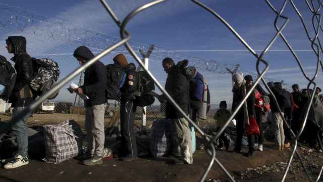 Un grupo de refugiados en la frontera entre Grecia y Macedonia