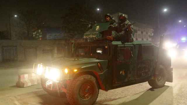 Policías afganos llegan al lugar del ataque en Kabul.