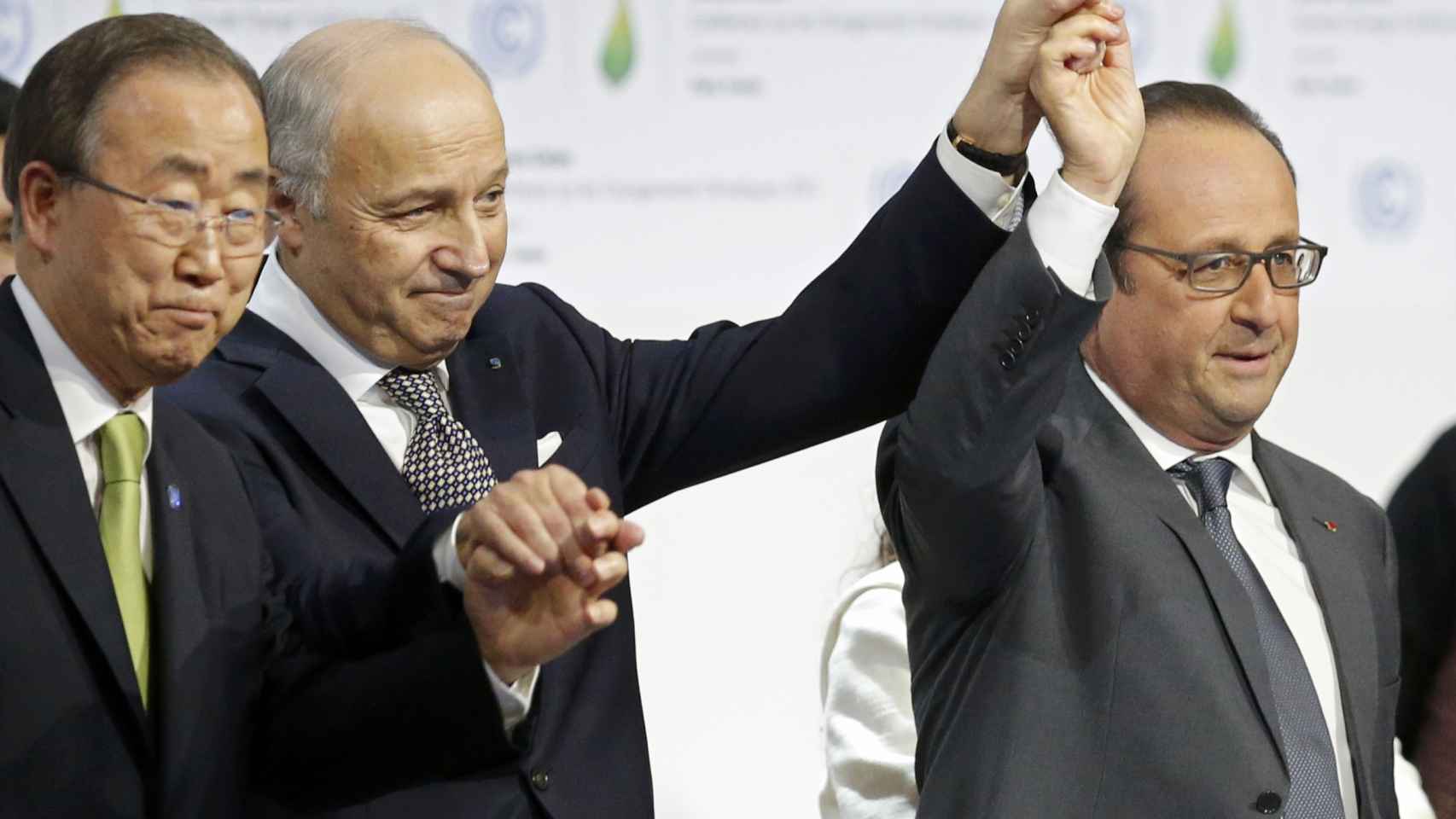 Ban Ki-moon, Laurent Fabius y François Hollande celebran el acuerdo del COP21.
