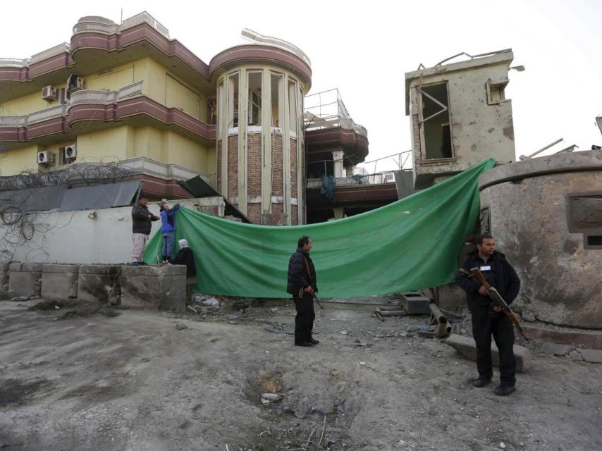 La entrada reventada de la embajada española de Kabul.