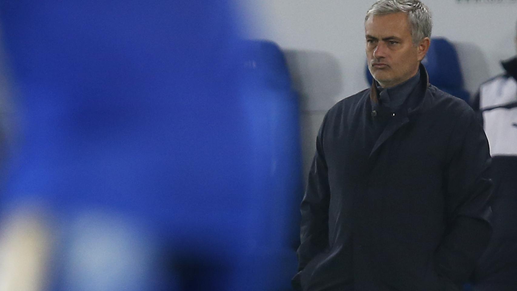 Mourinho, en el área técnica del King Power Stadium
