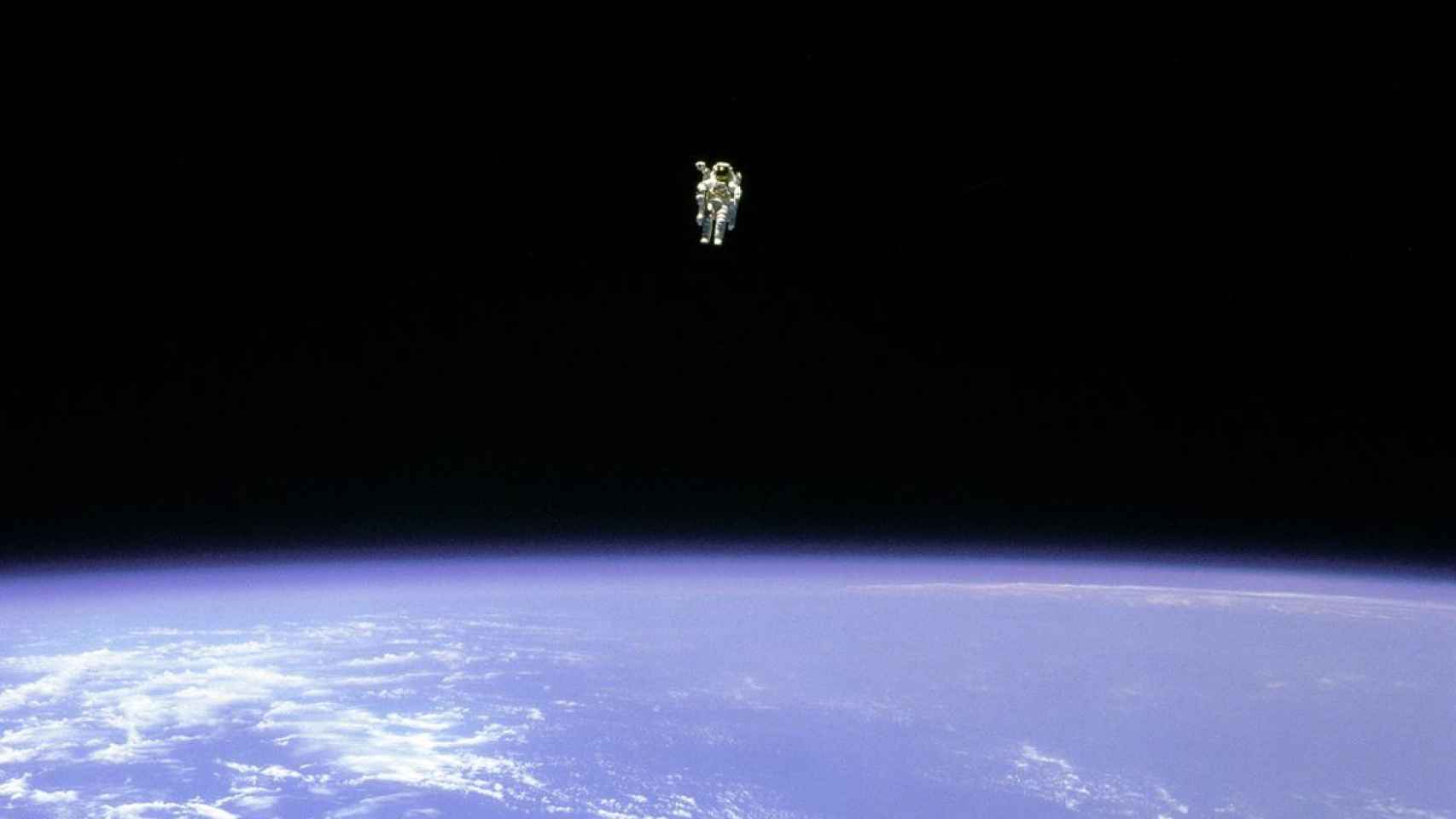 Bruce McCandless, primero en realizar un paseo espacial sin sujeción