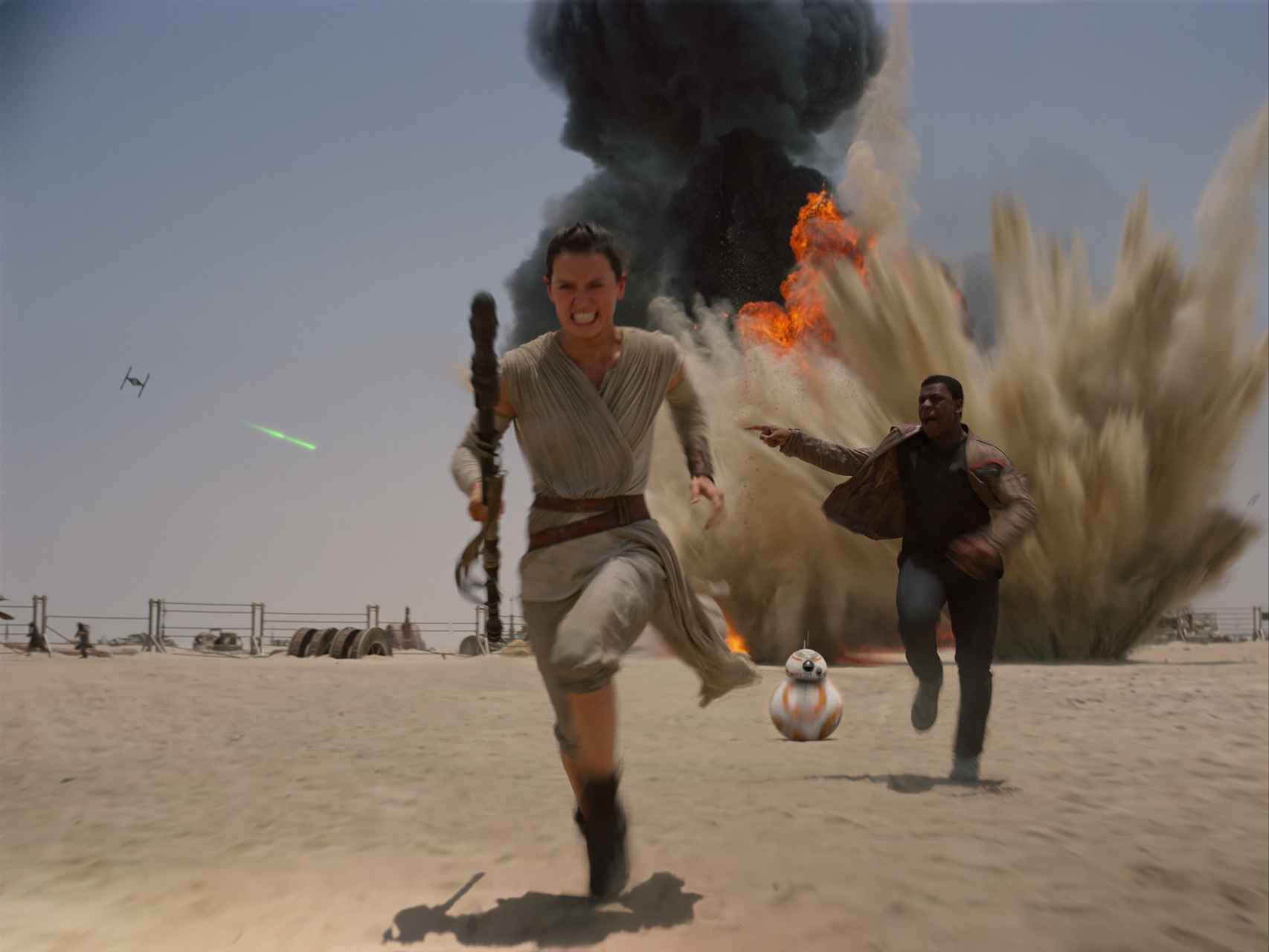 Daisy Ridley (Rey), John Boyega (Finn) y BB-8, huyendo de La Primera Orden