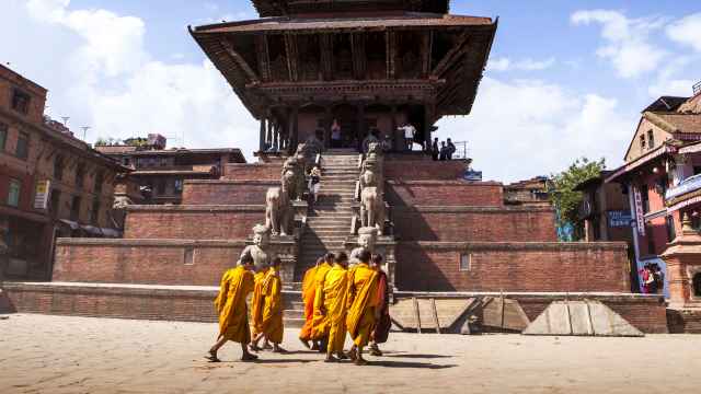 Un grupo de niños dirigiéndose al templo en Katmandú.