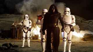 Kylo Ren, con los stormtroopers de La Primera Orden
