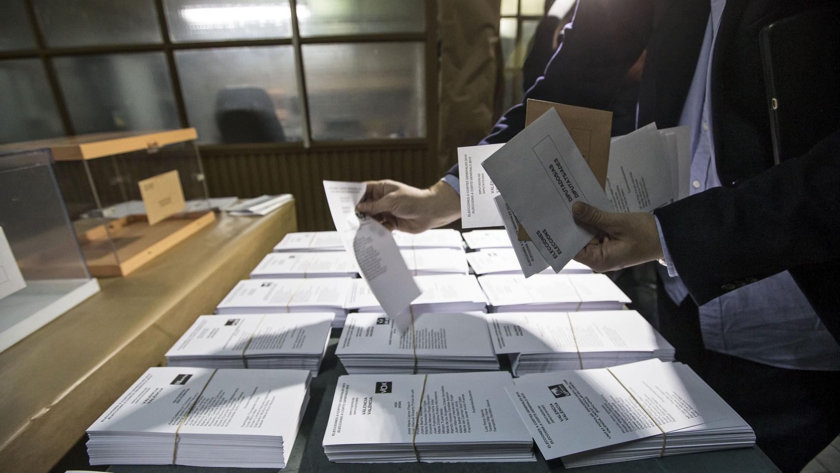 Diferentes papeletas electorales para el domingo.
