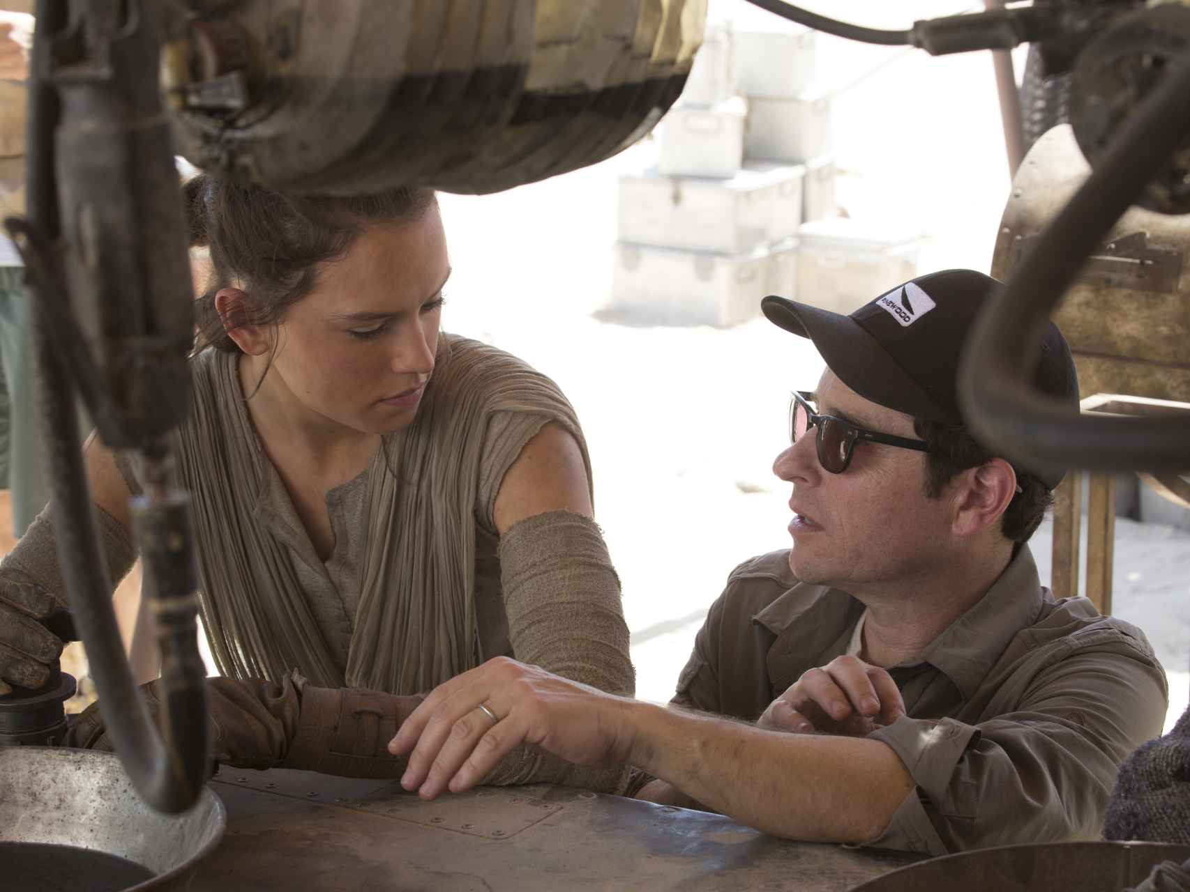J. J. Abrams, con Daisy Ridley en el rodaje de Star Wars: el despertar de la fuerza