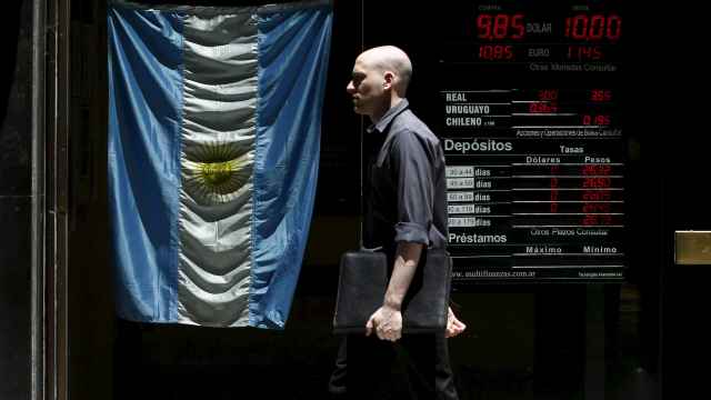 Un hombre camina delante de una casa de cambio de monedas en Buenos Aires