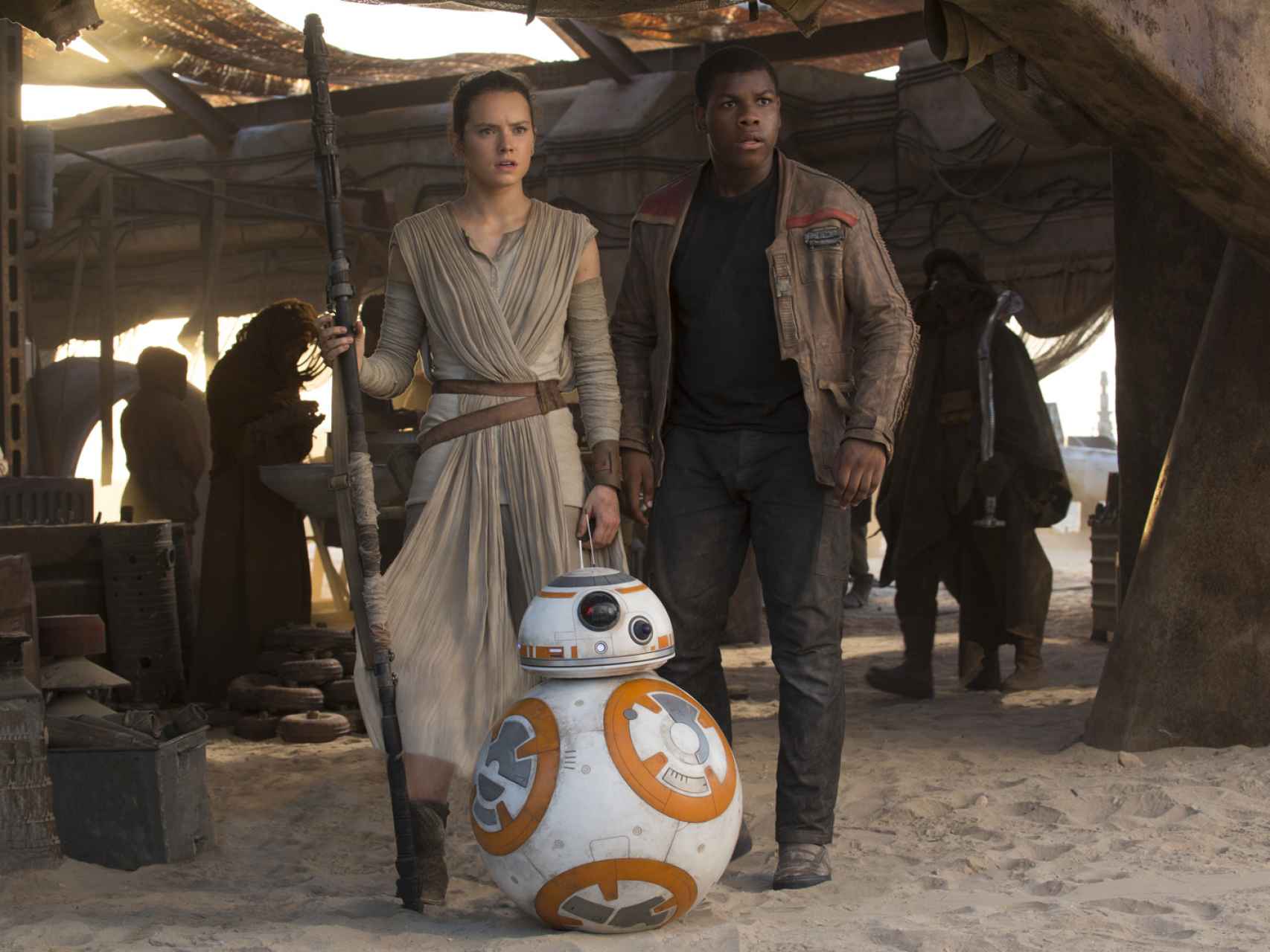 Daisy Ridley y John Boyega, en los papeles de Rey y Finn, junto a BB-8.