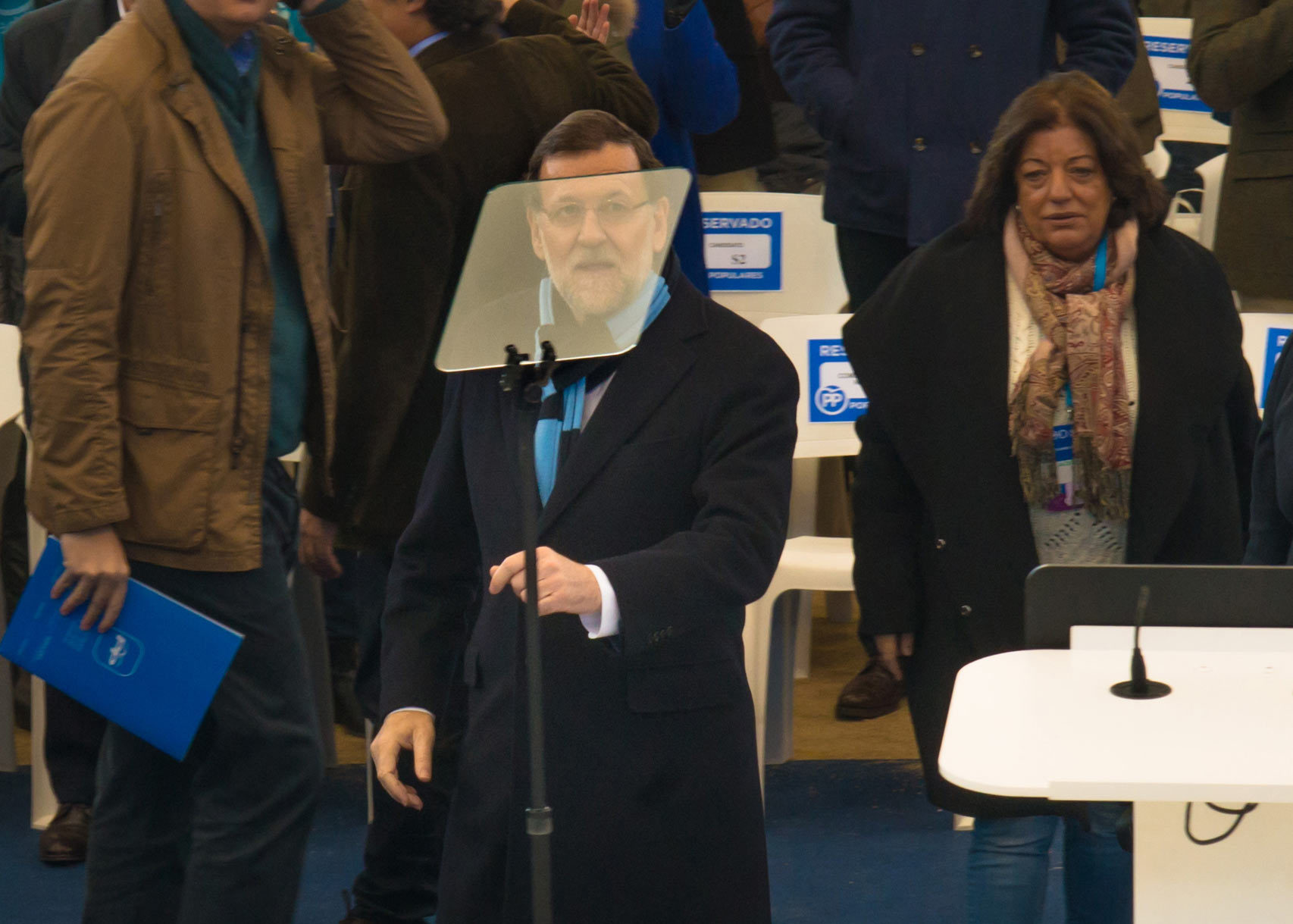 Rajoy se dispone a dar su discurso en Las Rozas.