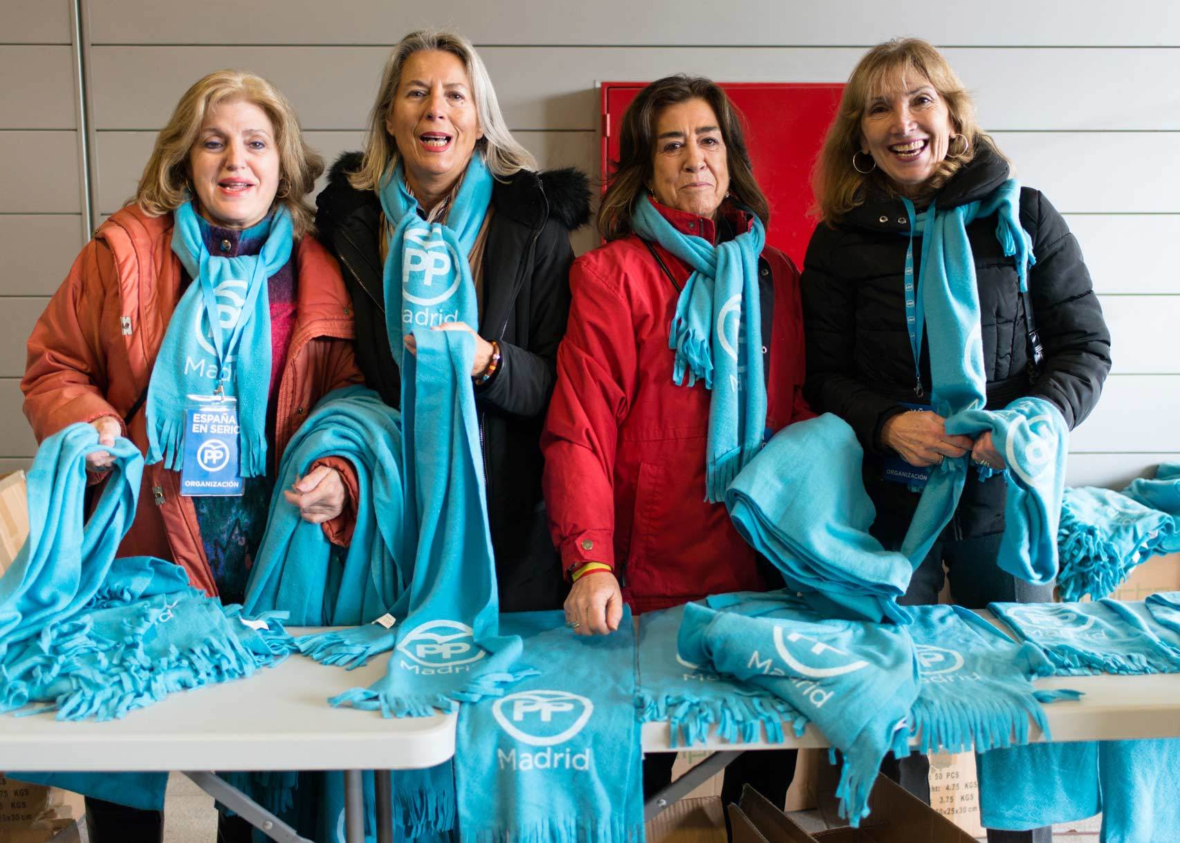 Venta de bufandas del PP para sobrellevar el frío.