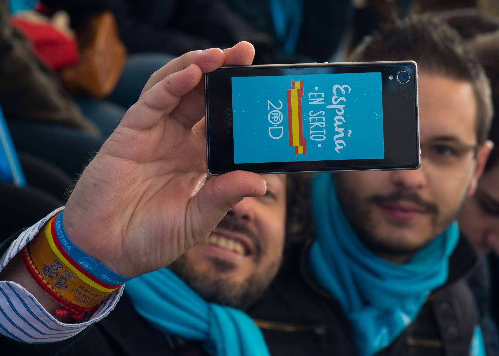 El lema, hasta en la carcasa del móvil.