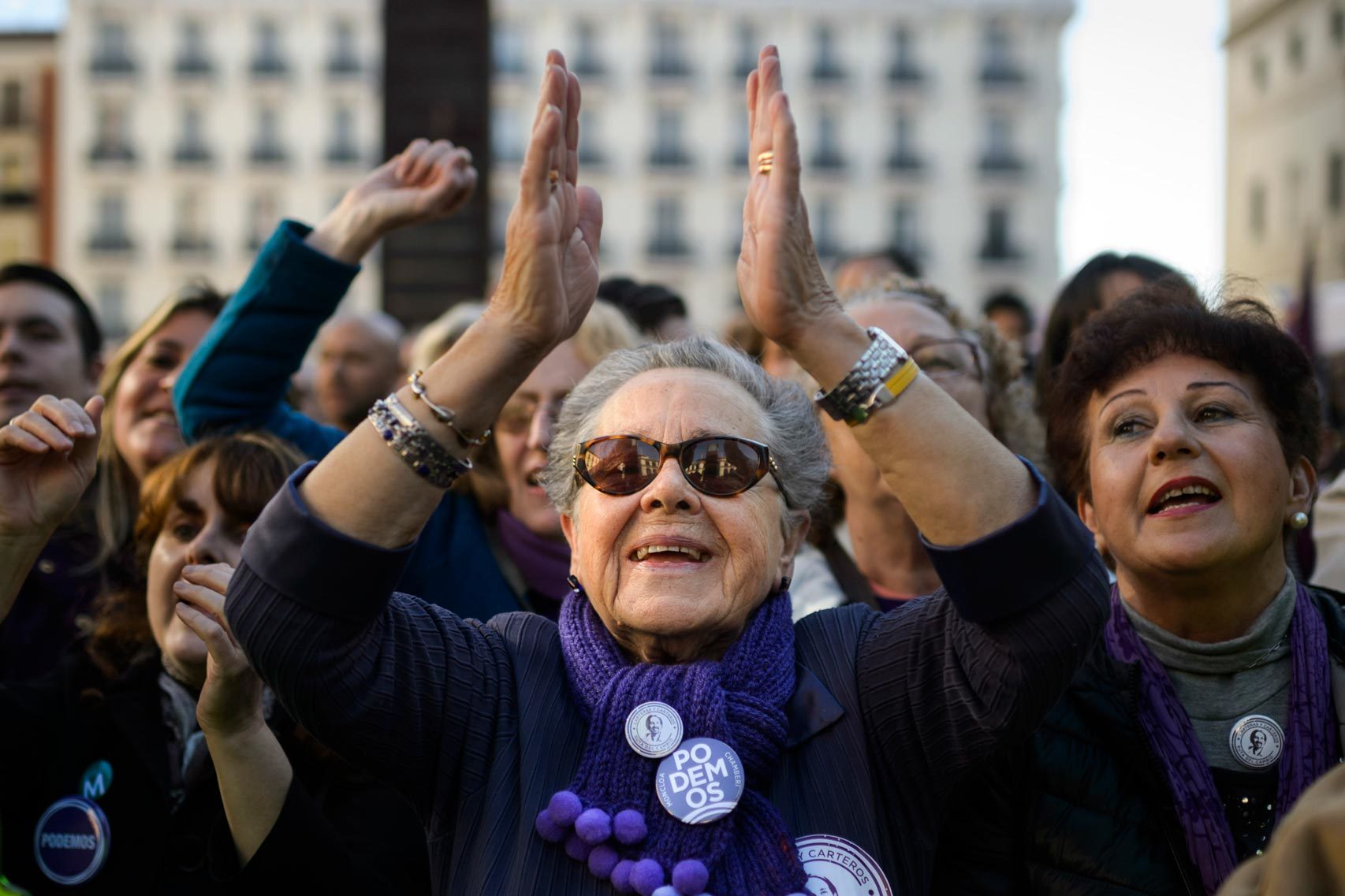 Seguidores de Podemos asisten a un acto electoral de Pablo Iglesias.