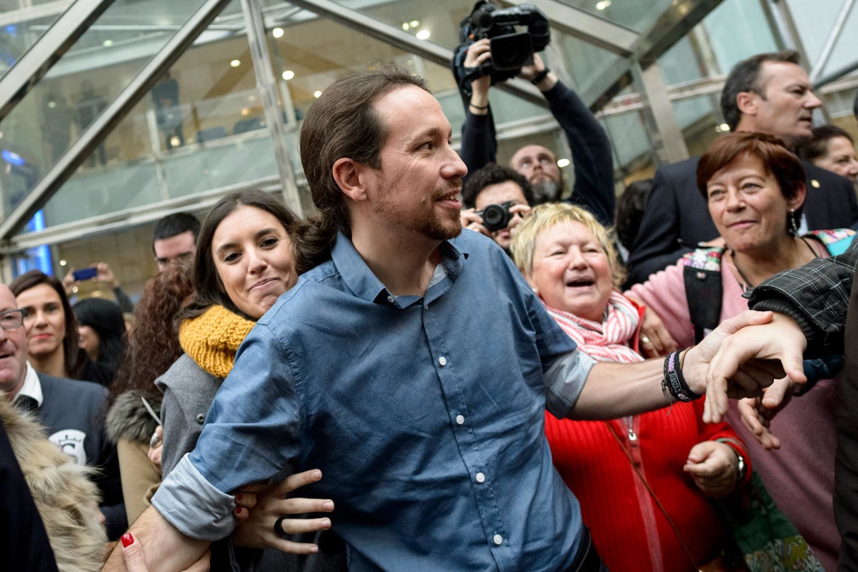 El líder de Podemos, entre sus seguidores.