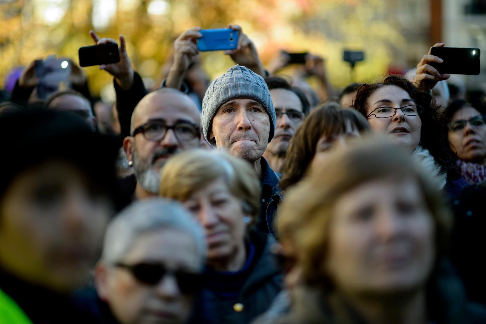 Simpatizantes de Podemos siguen un acto electoral.