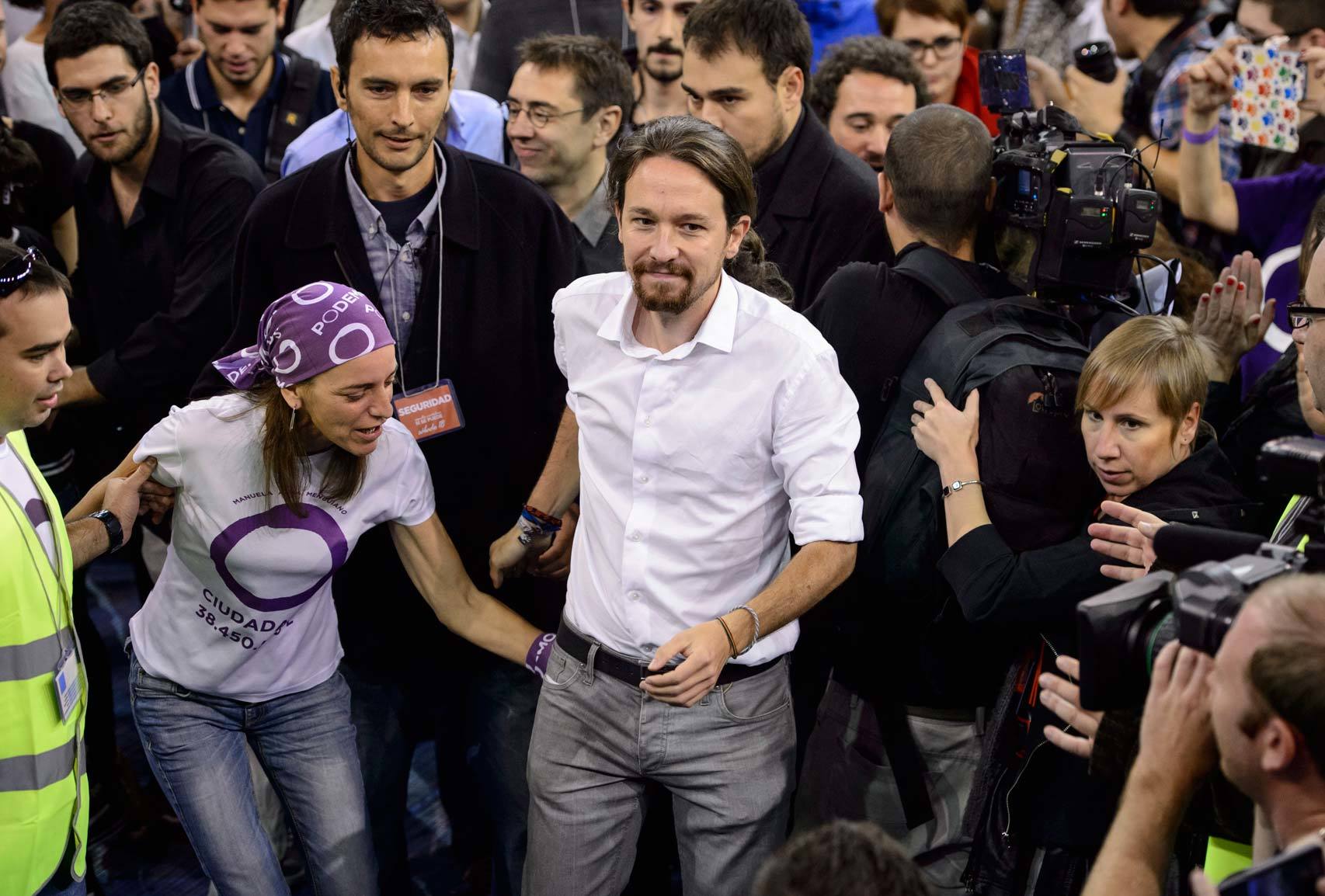 Pablo Iglesias se dispone a dar un discurso a sus seguidores.
