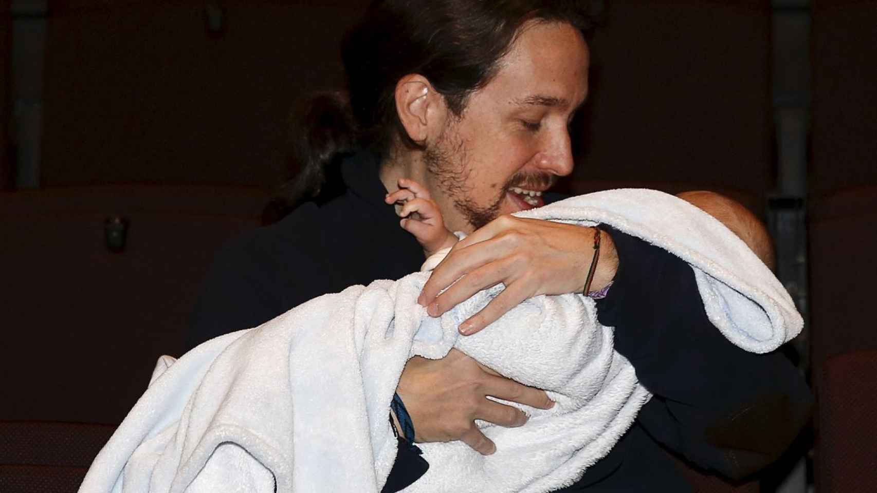 Pablo Iglesias sostiene en brazos esta mañana al hijo de Carolina Bescansa