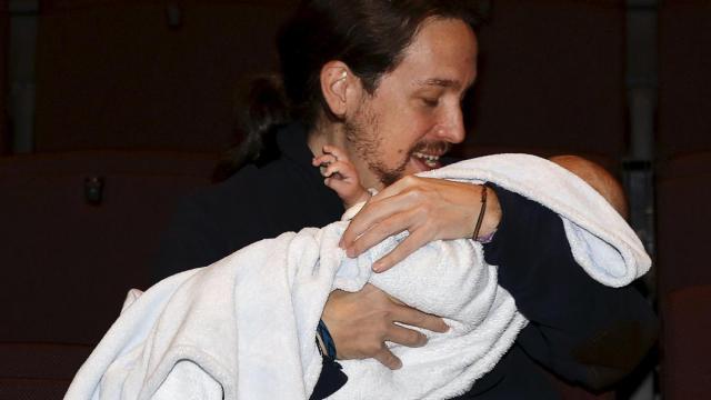 Pablo Iglesias sostiene en brazos esta mañana al hijo de Carolina Bescansa