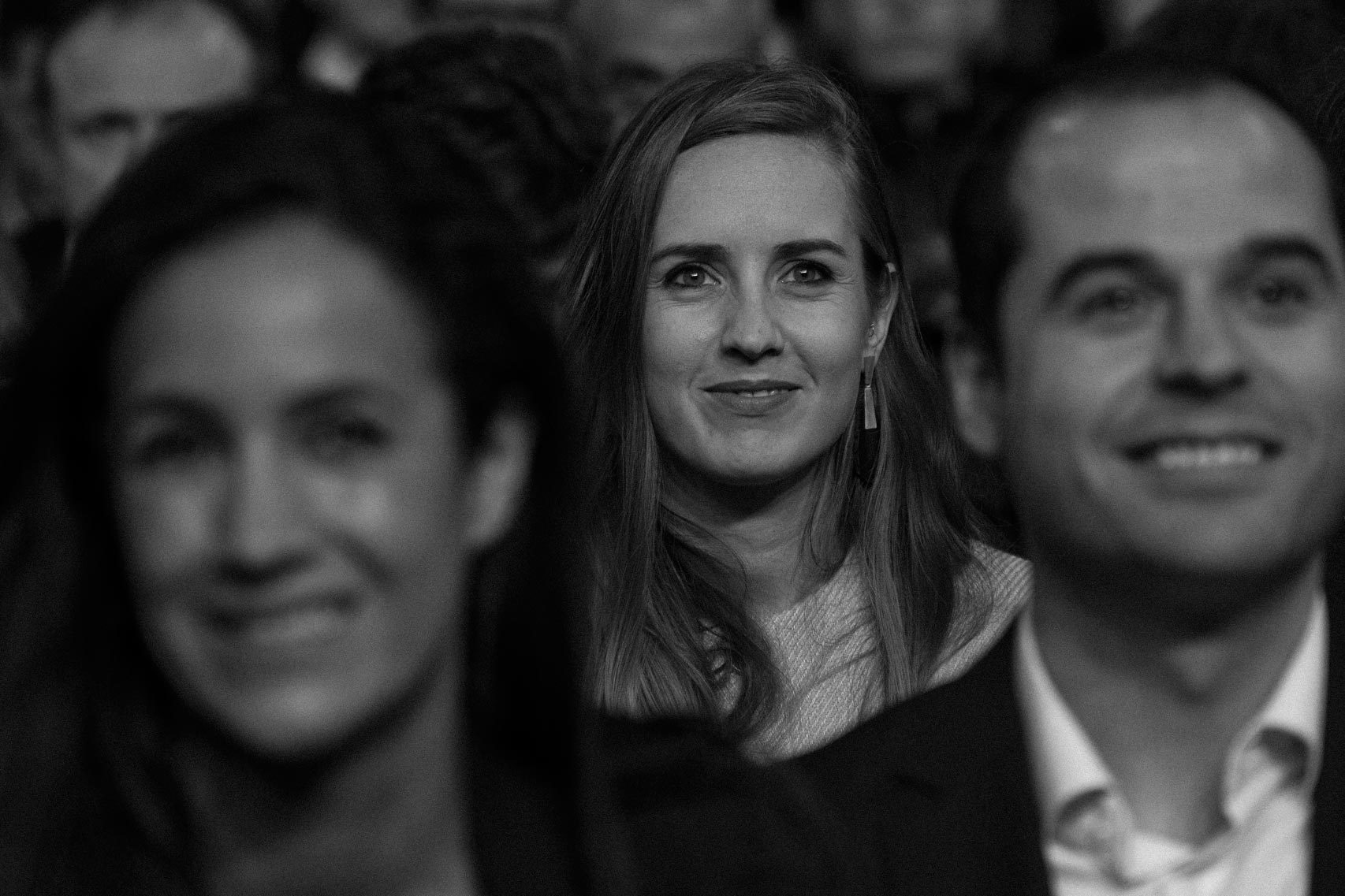 Sonrisas entre los dirigentes de Ciudadanos mientras hablar Rivera.