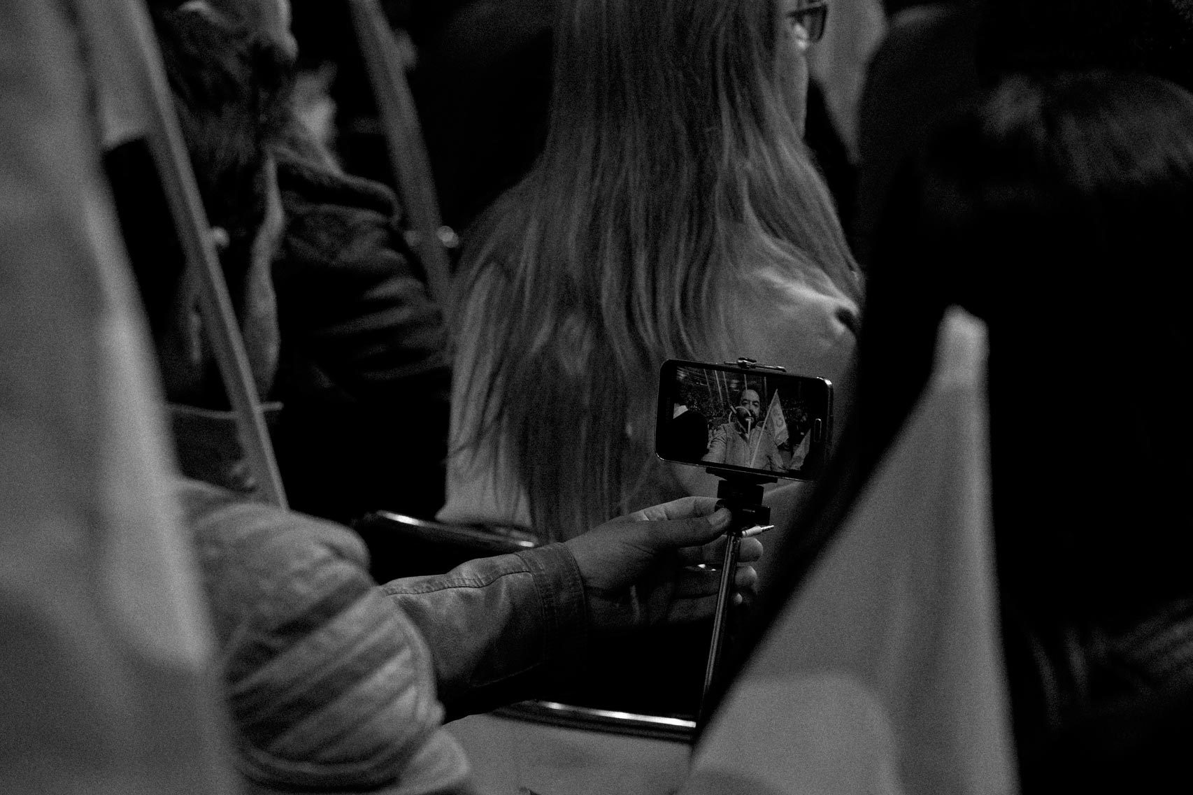 Un asistente se hace un selfie en el acto de Ciudadanos.
