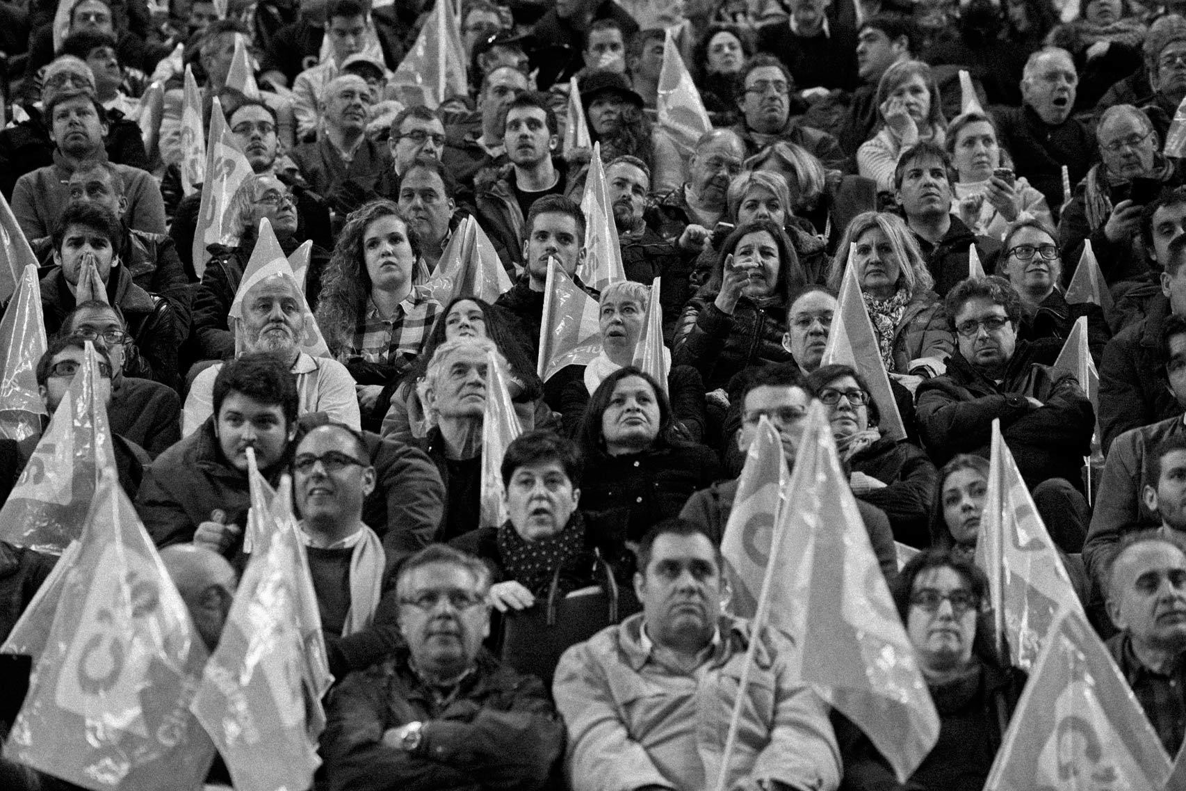 El público espera en Vistalegre la intervención de Rivera.