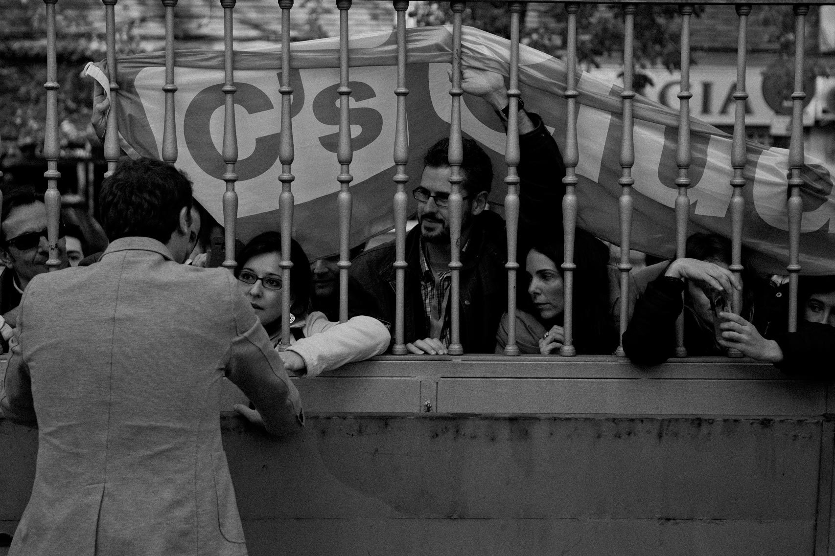 Rivera atiende a sus simpatizantes tras el acto de Vistalegre.